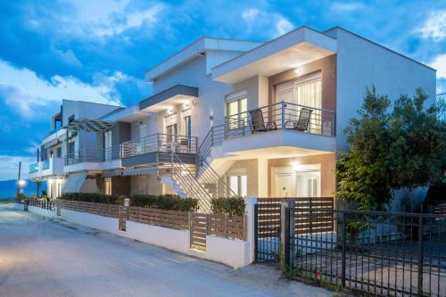 Ofrinion Apartment | Guest Rated 9.2: Aphrodite Residential Complex Awaits You