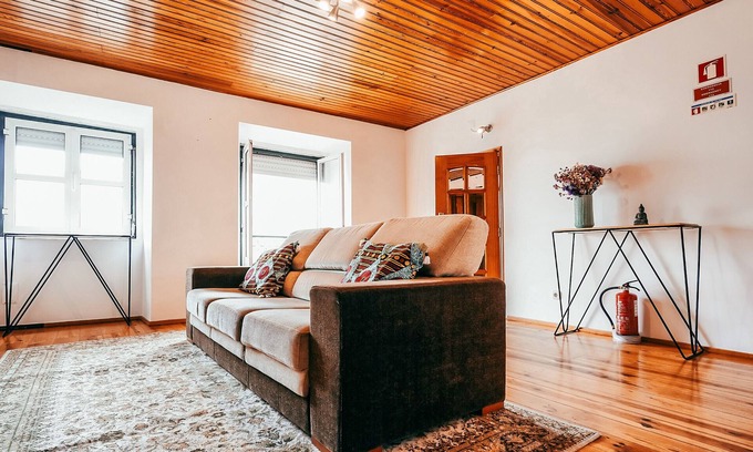 Santa Engracia Apartment | Cozy Apolónia Train Spot with Spa & Breakfast Options