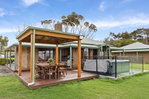Marengo House | Family-Friendly Retreat at Apollo Bay Cottages - Wild Dog
