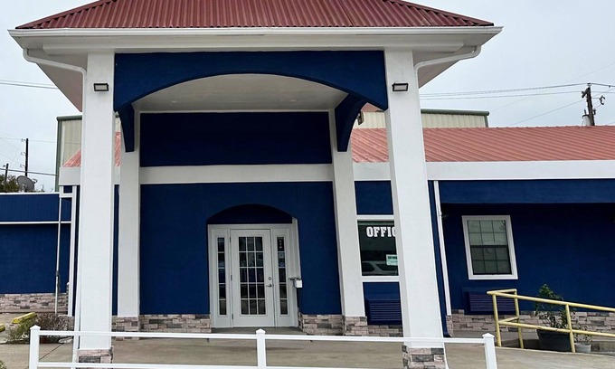 Fairfield Hotel | Welcoming Apollo Lodge with Spa & Breakfast Amenities