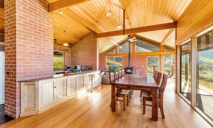 Apollo Bay House | Budget-Friendly Apollo Panorama Guesthouse with Breakfast