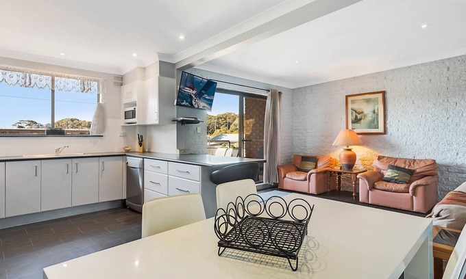 Narooma Apartment | Cozy Apollo Unit 15 with Pool & Breakfast Awaits You