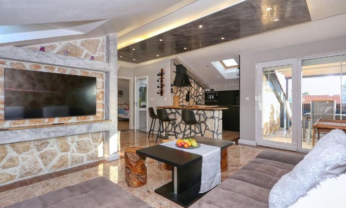 Zaton Apartment | Unforgettable Zaton Beach App: Oceanfront Family Retreat