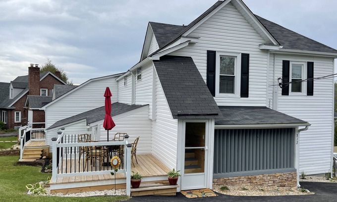 Galax Apartment | Guest Rated 10/10: Appalachian Lofts - Fiddlers Roost