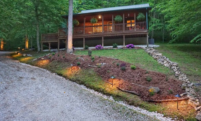 Stanton Cabin | Relax at Appalachian Lookout RRG with Hot Tub & Wifi