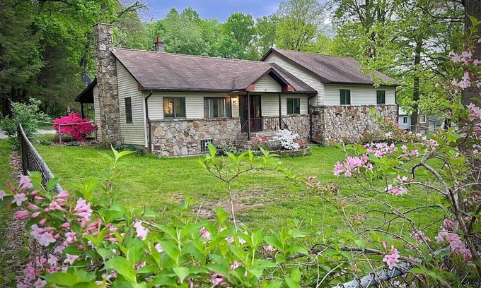 Mill Run House | Cozy Appalachian Mountain Inn with Hot Tub near Ohiopyle