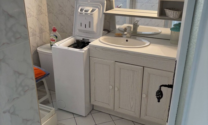 Parilly Apartment | Discover Apparemment des Merveilles: Family-Friendly Retreat
