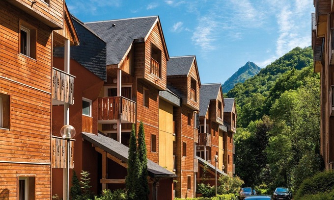 Cauterets Condo | Conveniently Located Apartment Near Downtown with Pool