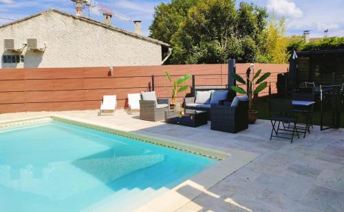 Morieres-les-Avignon Apartment | Beautifully Renovated 1-Bed Apartment with Pool Access