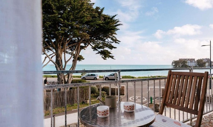 La Trinite-sur-Mer Apartment | Beach Access Apartment with Wifi & Child-Friendly Amenities