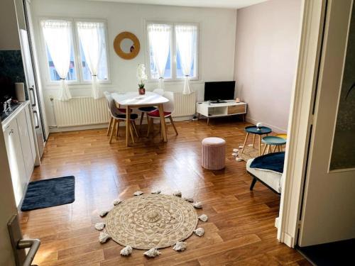 Saint-Nazaire Apartment | Cozy Vintage Appart Near the Naval Shipyard for Families