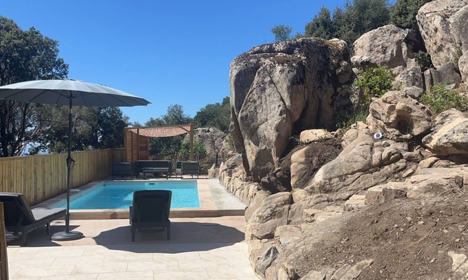 Grossa Apartment | Cozy Villa Apartment with Pool and Ocean Views