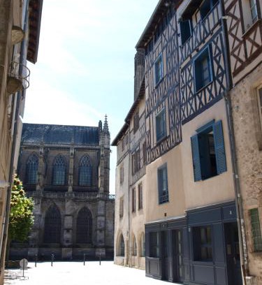 Limoges Apartment | Inviting Appart Face au Mail: Child-Friendly & Highly Rated