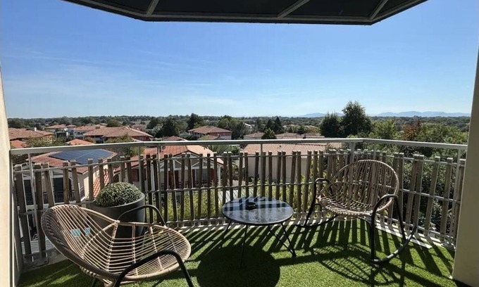 Saint-Martin-de-Seignanx Apartment | Modern and Bright Apartment with Spa and Hot Tub Access