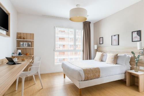 Yves Farge - Le Fleuve Apartment | Discover Q7 Lodge Lyon 7: Pet-Friendly & Family Friendly