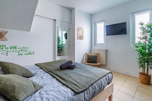 Saint-Cyr-l'Ecole Apartment | Cozy Appart'Hotel NuiteeJour in Versailles with Great Amenities
