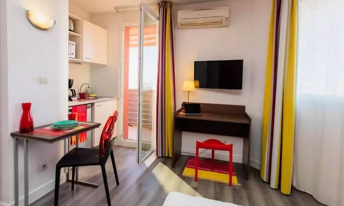 Clemenceau Apartment | Cozy Appart'Hotel Sea & Golf City in Perpignan Center