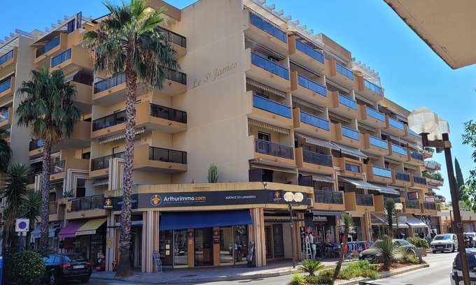 Le Lavandou Apartment | Prime Location Appart LAVANDOU: Steps to the Beach