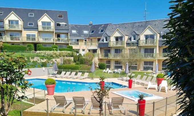 Port-en-Bessin-Huppain Apartment | Relax at Appart Omaha Beach with Oceanfront Views & Pool