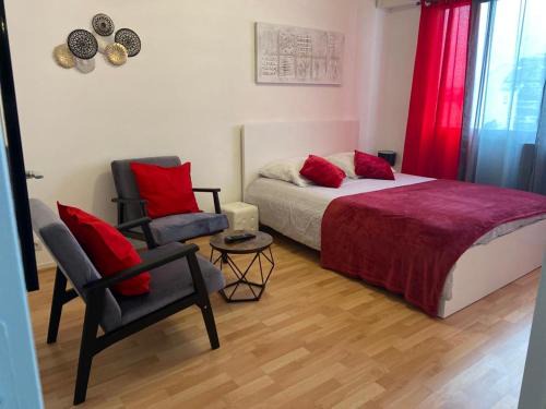 Bourroches Apartment | Discover Appart Port du Canal: Family-Friendly Retreat