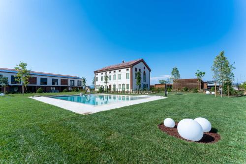 Peschiera del Garda Apartment | Discover Appartamento Cà Bianca with Oceanfront Pool