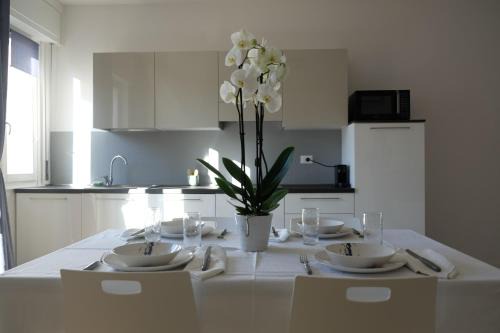 Cisano Apartment | Oceanfront Appartamenti Bellini with Pool and Breakfast