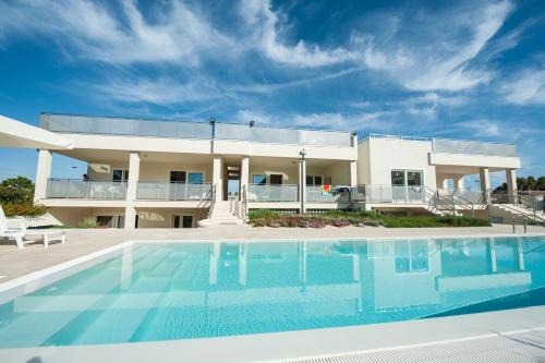 Lido Apartment | Pet Friendly Appartamenti Giglio di Mare with Pool & Kitchen