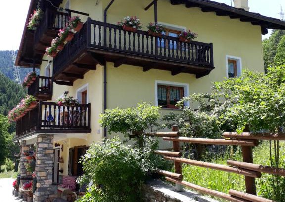 Saint-Rhemy-en-Bosses Apartment | Cozy Appartamenti Là-Haut: Pet-Friendly Retreat Awaits
