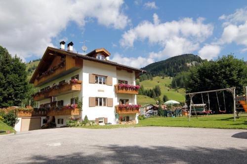 Arabba Apartment | Pet-Friendly Appartamenti Lezuo Iris with 9.3/10 Rating
