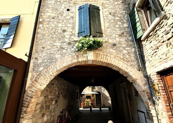 Lazise Old Town Apartment | Family-Friendly Appartamenti San Francesco with Breakfast