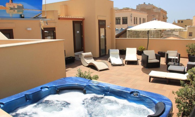 Trapani City Centre Apartment | Outstanding Oceanfront Appartamenti Trapani with Spa & Hot Tub