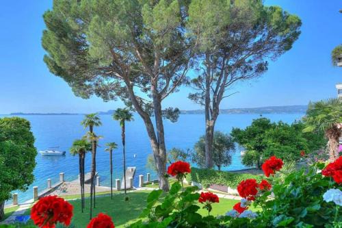 Gardone Riviera Apartment | Oceanfront Appartamento 33 Rose - Rated 9/10 by Guests