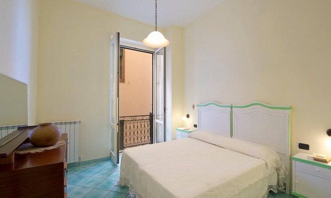 Vietri sul Mare Apartment | Idyllic Appartamento in Vietri sul Mare with Spa & Breakfast