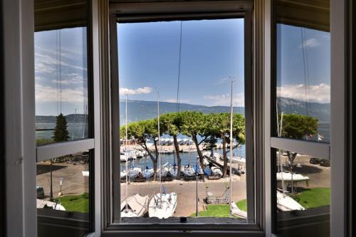 Bogliaco Apartment | Family-Friendly Appartamento Al Porto Vecchio Awaits You