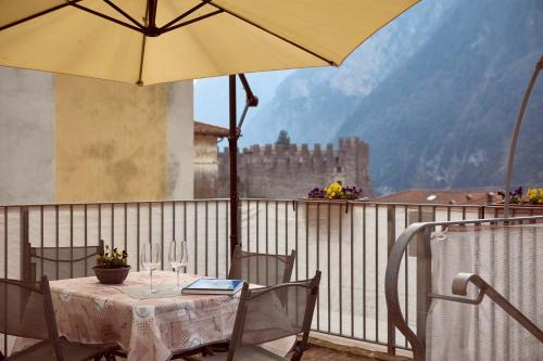 Canale di Tenno Apartment | Scenic Appartamento Ania with Castle Views & Family-Friendly