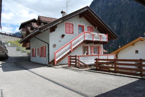 Campitello di Fassa Apartment | Welcoming Appartamento Col Val di Fassa with Terrace