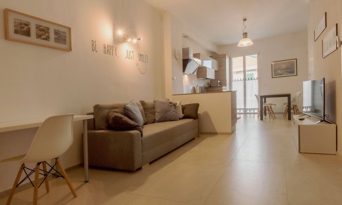 Lavina Apartment | Central Appartamento for 6, Steps from the Oceanfront