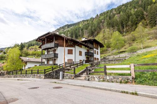 Borzago Apartment | Family-Friendly Stay at Appartamento Collini Le Betulle