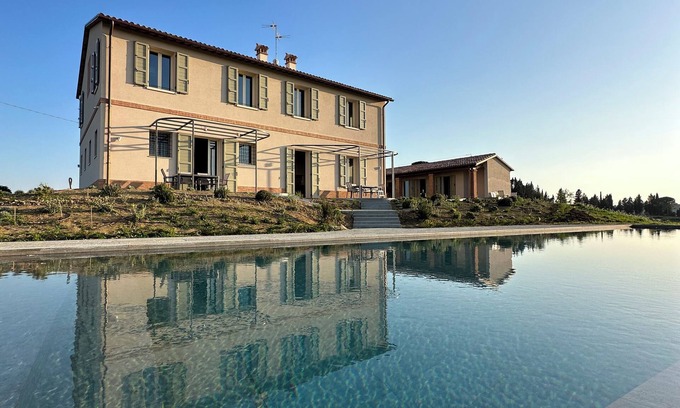 Oriolo dei Fichi Apartment | Infinity View Apartment with Pool and Spa Amenities