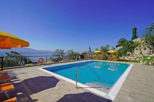 Gargnano Apartment | Tranquil Dany 2 Apartment with Pool and Oceanfront Views