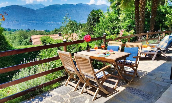 Porto Valtravaglia Apartment | Cozy Appartamento delle Palme with Ocean View Amenities