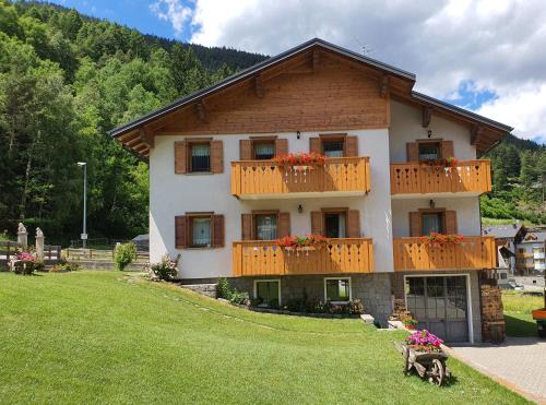 Valdisotto Apartment | Stunning Appartamento Divina: Family-Friendly & Highly Rated