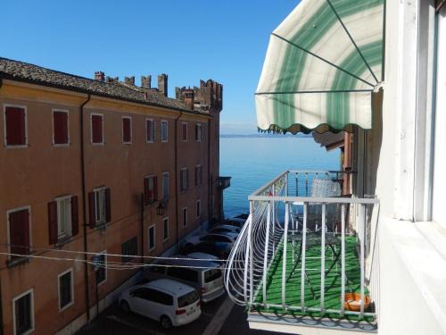 Lazise Old Town Apartment | Historic Center Retreat: Appartamento Heidi Awaits You