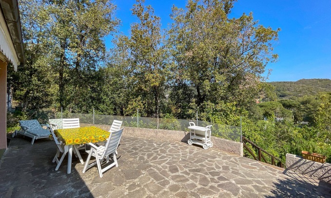 Bagnaia Apartment | Cozy Appartamento Il Faro 2 with Kitchen & Breakfast Options
