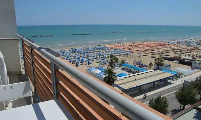 Roseto degli Abruzzi Apartment | Oceanfront Appartamento sul Mare with Private Beach Access