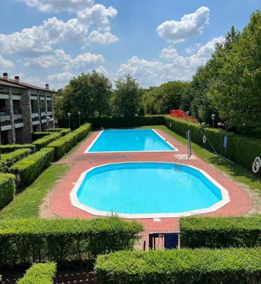 Rivoltella Apartment | Guest Rated 10/10: Appartamento Lago Playa with Pool & Hot Tub