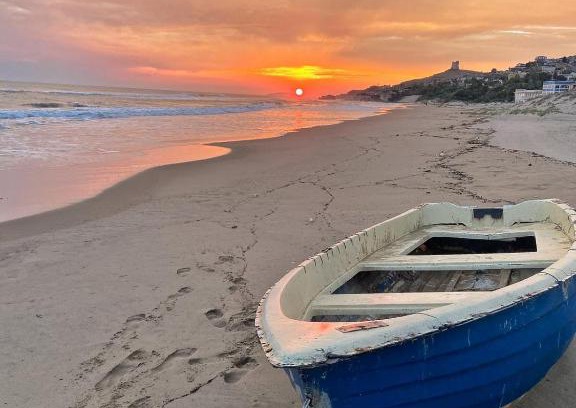 Lido Manfria Apartment | Oceanfront Appartamento Leonida: Pet Friendly & Cozy Views