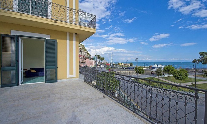 Vietri sul Mare House | Bright Appartamento Mariuccia A: Beachside Retreat with Wi-Fi