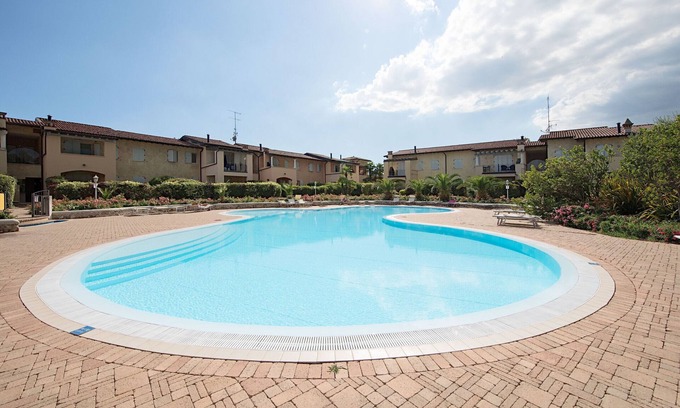 Lugana Apartment | Oceanfront Appartamento Margherita with Pool & Breakfast