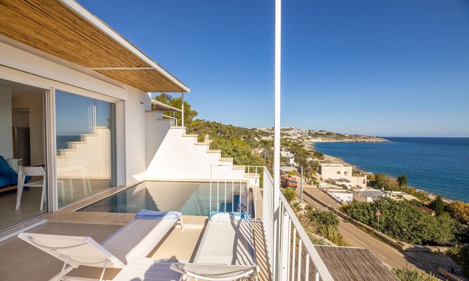 Castro Marina Apartment | Relax at Appartamento Marinaia Up with Ocean Views & Pool